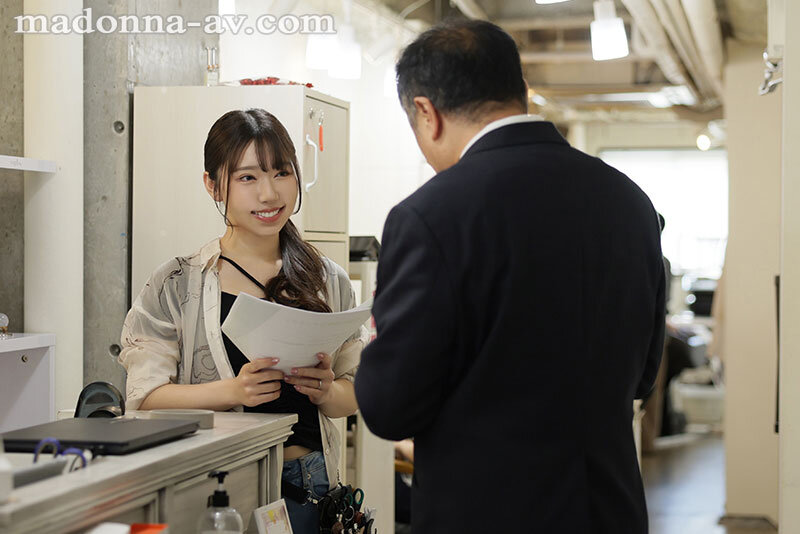 「人妻美发师」趁老公出差在店里偷情！假洗头真洗面奶